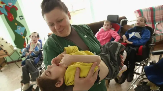 لا تزال العلاقة بين التعرض للإشعاع من حادثة تشيرنوبل وبين التشوهات الخلقية وغيرها من المشاكل الصحية لدى الأطفال الذين ولدوا بعد الحادثة، محل جدل