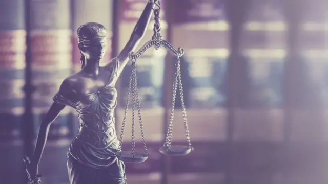 Mujer con una balanza y los ojos tapados