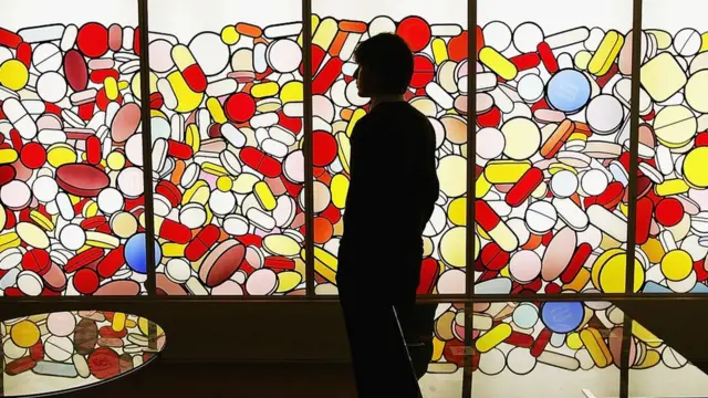 2004年，苏富比药房拍卖的预展 | Getty Images