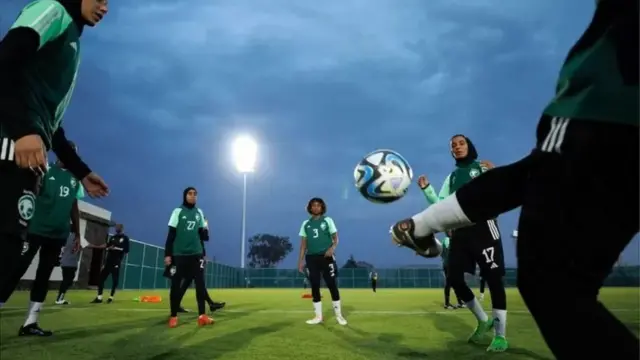 Des Saoudiennes s'entraînent au football.