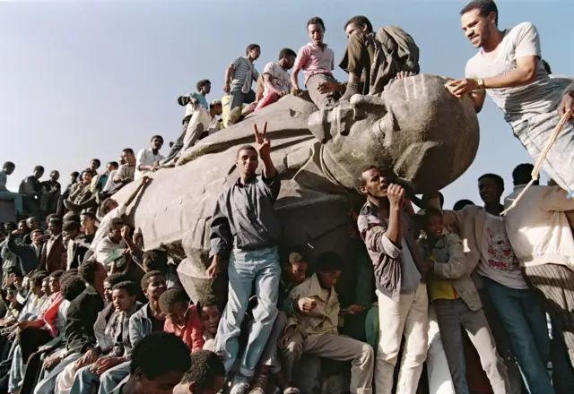 ကွန်မြူနစ်စနစ်ပြိုပြီးနောက် လီနင်ရုပ်တုဖြိုချနေတဲ့ အီသီယိုးပီးယား