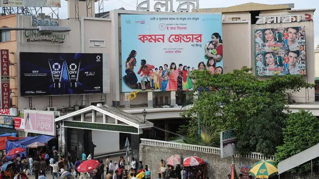 আলো দূষণের পেছনে সড়কবাতির পাশাপাশি বিলবোর্ডের প্রত্যক্ষ ভূমিকা আছে বলে মনে করেন বিভিন্ন খাতের বিশেষজ্ঞরা।