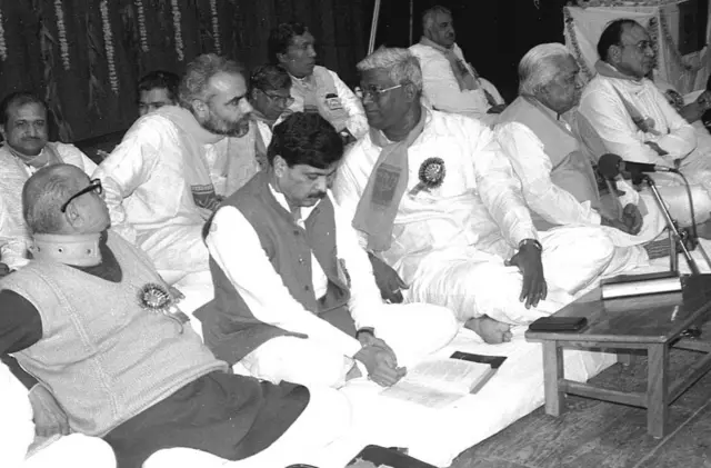 1995 साली गांधीनगर इथं झालेल्या कार्यकर्ता प्रशिक्षण शिबिरात भाजपचे तेव्हाचे गुजरात प्रदेशाध्यक्ष कांशीराम राणा यांच्याशी बोलताना नरेंद्र मोदी. या फोटोत भाजपचे नेते कुशाभाऊ ठाकरे, प्रमोद महाजन, केशुभाई पटेल, शंकरसिंह वाघेलाही दिसत आहेत.