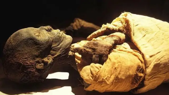 مومياء الملك تحتمس الثاني في متحف الآثار المصري