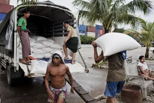 ဧည့်မထ ဆန်ကြမ်းစျေး မကျဘဲဖြစ်နေ 