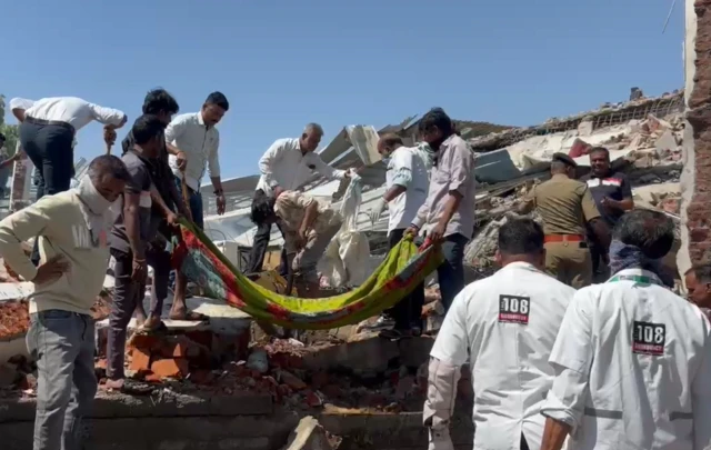 બીબીસી ગુજરાતી ડીસા બનાસકાંઠા આગ ફેક્ટરી મજૂર મોત પોલીસ ફાયરબ્રિગેડ