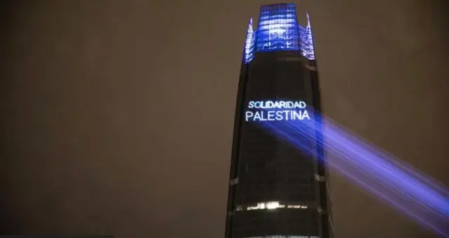 Gazze'deki çatışmaların ortasında Şili'nin en yüksek binasına (Costanera Center) "Filistin dayanışması" ifadesi yansıtıldı.