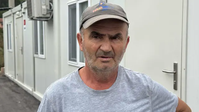 Adil ispred kontejnerskog naselja kao privremenog smeštaja