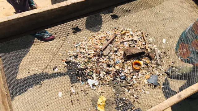  වෙරළට ගොඩගසන පිලිස්සී ගිය කොටස්, කුඩා ප්ලාස්ටික් කැබිලි හා ගින්නෙන් විනාශ වී වෙරළට ගොඩගසන පරිසරයට අහිතකර ද්‍රව්‍ය එක්කාසු කර පරිසර පද්ධතියෙන් ඉවත් කිරිම ඔවුන්ගේ රාජකාරියයි.