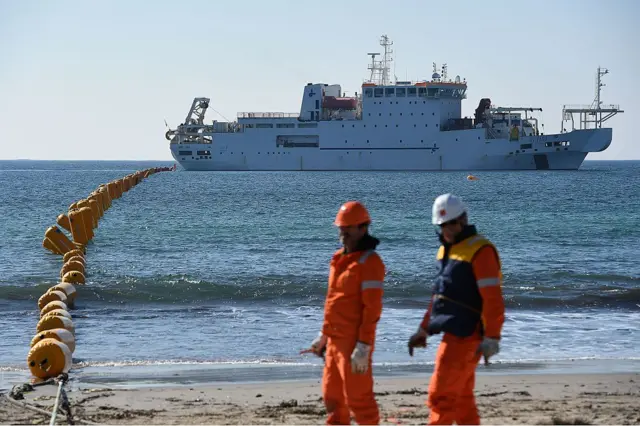 Nhân viên của Orange Marine đang lắp đặt tuyến cáp ngầm tốc độ cực cao "SEA-ME-WE 5" nối Singapore với Pháp, vào ngày 1/3/2016, kết nối 17 quốc gia 