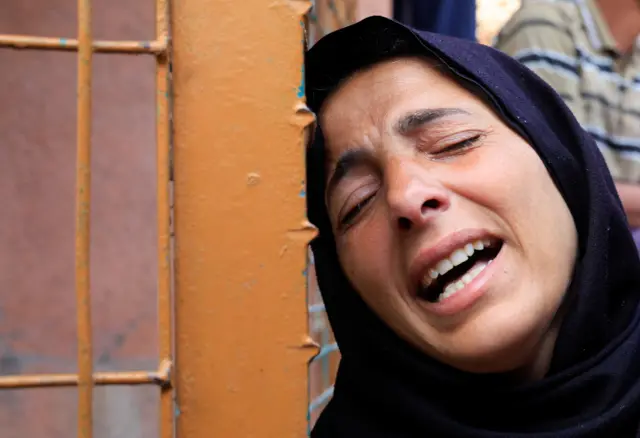 Mujer llora el ataque de Israel.