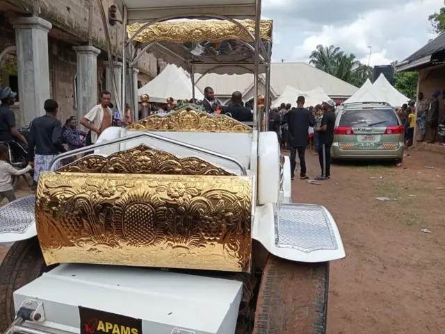 Ụgbọala e ji bulata ozu Mr. Ibu