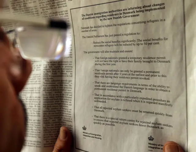 Un libanés mira un anuncio publicado en el diario libanés "Daily Star"