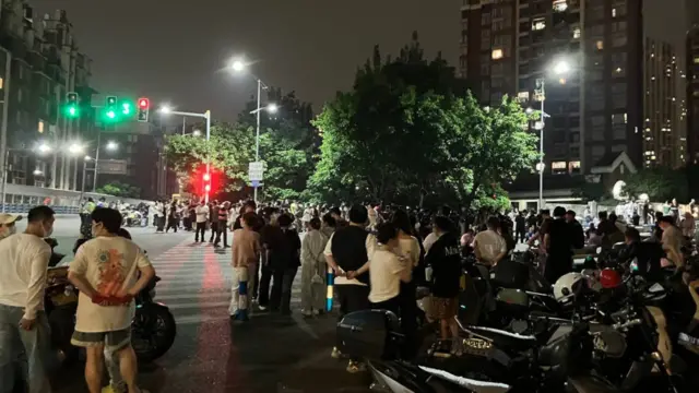6月10日晚上,不少民眾仍然在等警方說法,持續聚集。