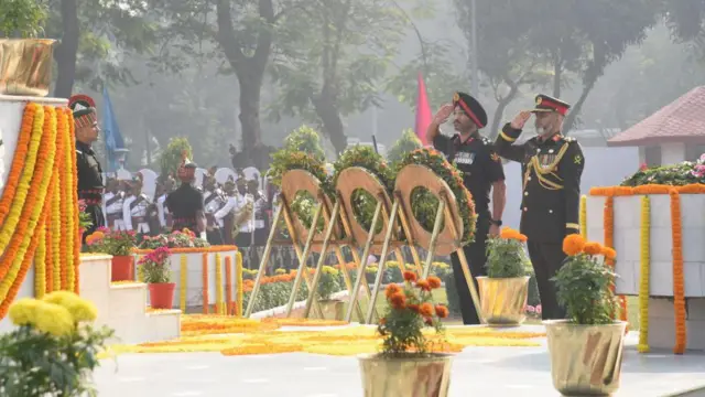 ফোর্ট উইলিয়ামের বিজয় স্মারকে স্যালুট করছেন ভারতীয় সেনাবাহিনীর মেজর জেনারেল এমএস ধিঁলো (বাঁয়ে) এবং বাংলাদেশ সেনাবাহিনীর ব্রিগেডিয়ার জেনারেল মুহাম্মদ আমিনুর রহমান - ১৬ই ডিসেম্বর, ২০২৪
