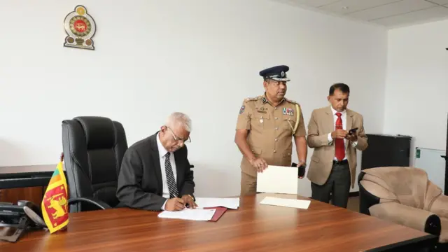 මහජන ආරක්ෂක අමාත්‍යංශ ලේකම් ධුරය දැරූ වියානි ගුණතිලක වෙනුවට නව ආරක්ෂක ලෙස පත් කෙරුණේ, ජ්‍යෙෂ්ඨ නියෝජ්‍ය පොලිස්පති (විශ්‍රාමික) රවී සෙනවිරත්න ය.