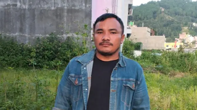 शनिवार ललितपुरमा एउटा टहरोको छानामा उद्धारको पर्खाइमा रहेका बेला खोलाले बगाएका पाँच जनामध्ये दुई जनालाई बचाउने काभ्रे तिमालका चनिकलाल तामाङ