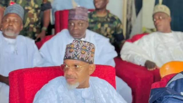 Wani dattijo zaune sanye da fararen kaya