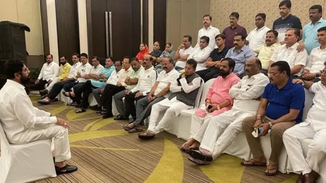 एकनाथ शिंदे अपने विधायकों के साथ