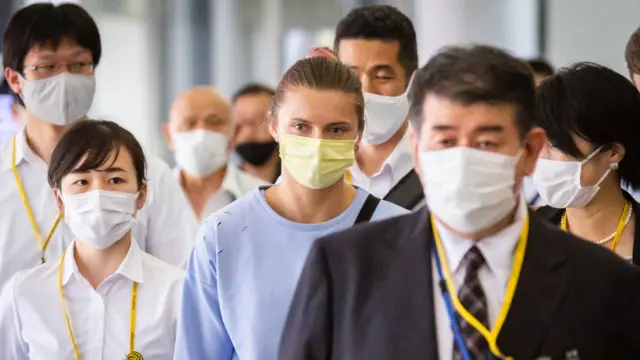 တိုကျိုကထွက်ခွာမယ့်လေယာဉ်ပေါ် လိုက်ပါဖို့ ငြင်းဆိုခဲ့တဲ့ ဆီမာနိုစကိုင်ယာ (အလယ်)