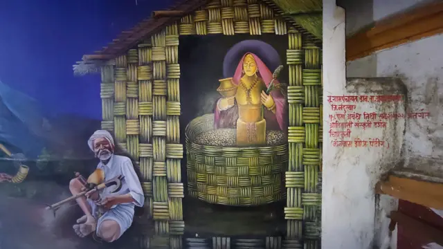 हेला दाब येथील मंदिरावर चितारलेलं याहा मोगी या आदिवासींच्या कुलदेवतचं चित्र