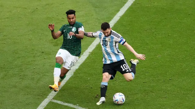 الدوساری در جام جهانی قبلی مقابل آرژانتین آن قدر خوب بازی کرد و گل زیبایی هم زد که پس از بازی هواداران عربستان به طرز طعنه‌آمیزی کیفیت او را بهتر از مسی توصیف می‌کردند