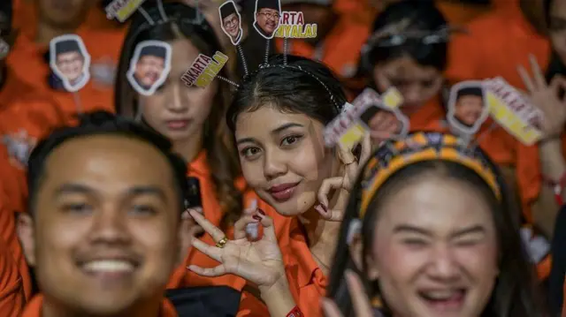 Sejumlah pendukung Calon Gubernur dan Wakil Gubernur DKI Jakarta nomor urut 3 Pramono Anung dan Rano Karno berpose pada debat kedua pasangan Calon Gubernur dan Wakil Gubernur DKI Jakarta tahun 2024 di Beach City International Stadium, Ancol, Jakarta, Minggu (27/10/2024).