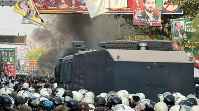 ఇమ్రాన్ ఖాన్ ఇంటి వద్ద ఉద్రిక్తత