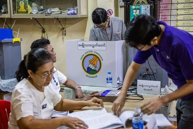 ရွေးကောက်ပွဲ ပထမပိုင်း အပြီး ကြံ့ခိုင်ရေးပါတီ အများစု နိုင်တဲ့ သတင်းတွေ ကြားလာရ