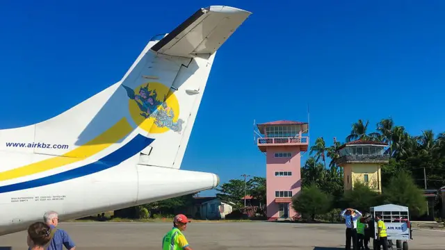 သံတွဲ(ငပလီ)လေဆိပ်မှာတွေ့ရတဲ့ Air KBZ လေကြောင်းလိုင်း (ပုံဟောင်း)