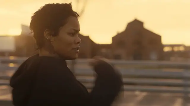 Teyana Taylor corre a través de un puente en "Una batalla tras otra"