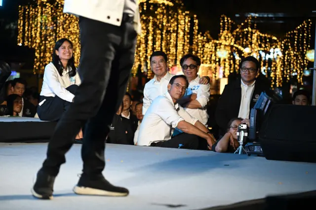 แกนนำพรรค ปชป. ตั้งใจฟังคำปราศรัยของหัวหน้าพรรค เมื่อ 11 ม.ค.