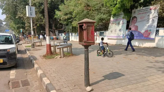 आग विझवण्यासाठी जागेवरच पाणी उपलब्ध करून देण्याचे काम वॉटर हायड्रंट करतात.