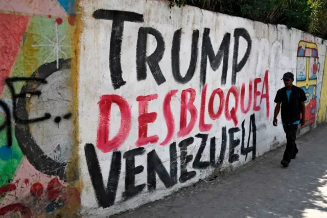 Mural en Venezuela contra las sanciones estadounidenses.