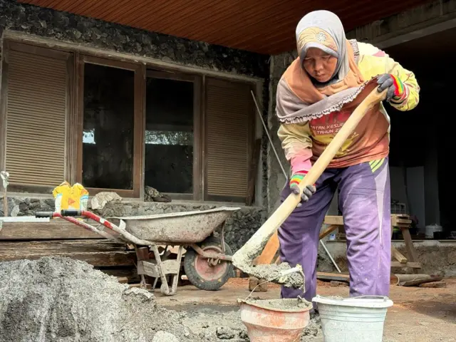 Kuli bangunan asal Situbondo, Jawa Timur, Susilawati alias Evi merantau ke Bali menjadi pekerja musiman.