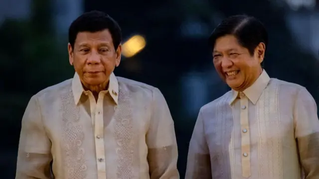 Президент Филиппин Родриго Дутерте и избранный президент Фердинанд Маркос-младший позируют для фотографов во время церемонии принесения присяги Сарой Дутерте в качестве следующего вице-президента 19 июня 2022 года в Давао, Филиппины.