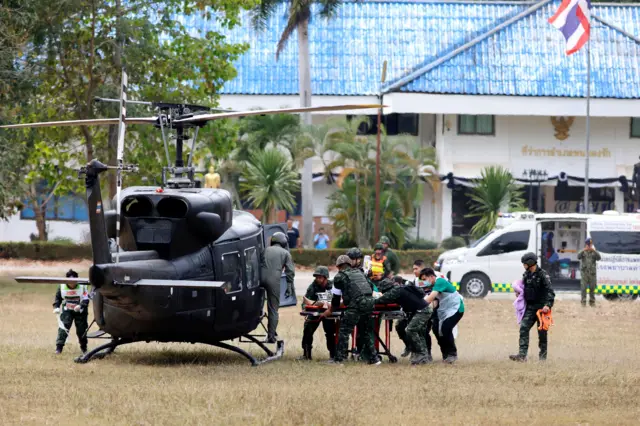 ทหารเสนารักษ์เคลื่อนย้ายทหารที่ได้รับบาดเจ็บจากการปะทะระหว่างททหารไทยและกัมพูชาขึ้นเฮลิคอปเตอร์ เพื่อส่งต่อจากพื้นที่ชายแดน จ.สุรินทร์ ไปรักษาตัว ที่ รพ.สรรพสิทธิประสงค์ จ.อุบลราชธานี เมื่อ 10 ธ.ค. 2568