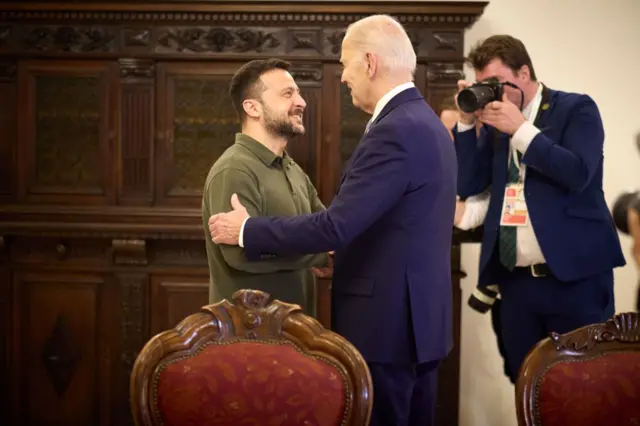 biden ve zelenskiy 