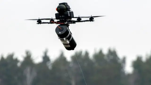 Drone de fibra óptica durante o voo com árvores ao fundo