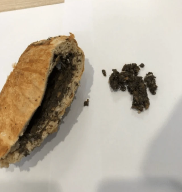 বিষাক্ত ডেথ ক্যাপ মাশরুমের আলামত।
