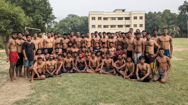 मनीष कुमार के पास सेना में भर्ती होने के लिए ट्रेनिंग ले रहे युवाओं की तस्वीर