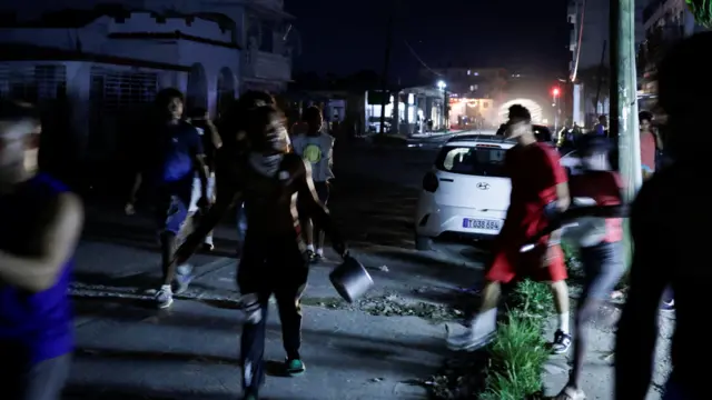 Tencere ve tavalar taşıyan protestocular Havana sokaklarında koşuyor