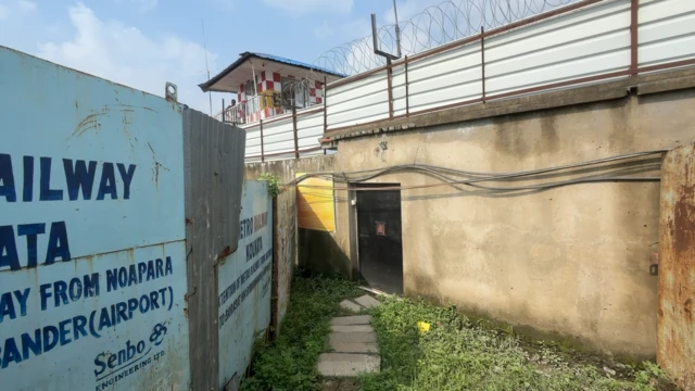 এই পথ দিয়েই নামাজিরা মসজিদে যাতায়াত করতেন