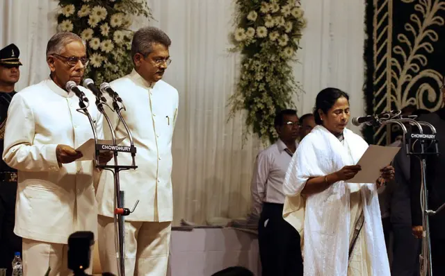 ২০১১ সালে প্রথমবার মুখ্যমন্ত্রী হিসেবে শপথ নিচ্ছেন মমতা ব্যানার্জী