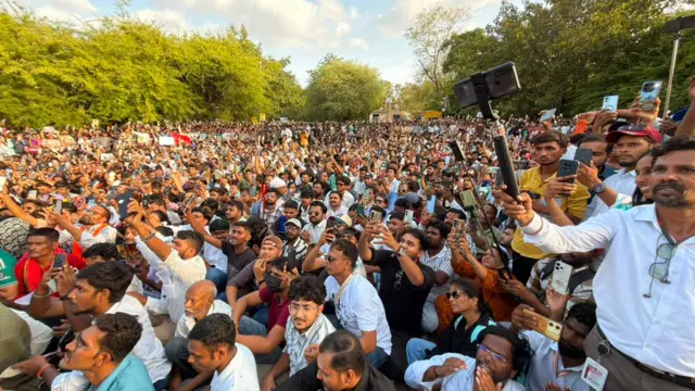 आंदोलनस्थळी जमलेली गर्दी