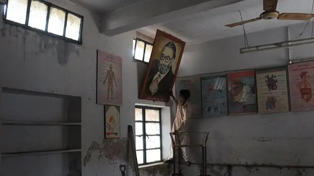 বিদ্যালয়ের শ্রেণিকক্ষে বিজ্ঞানী আবদুস সালামের ছবি 