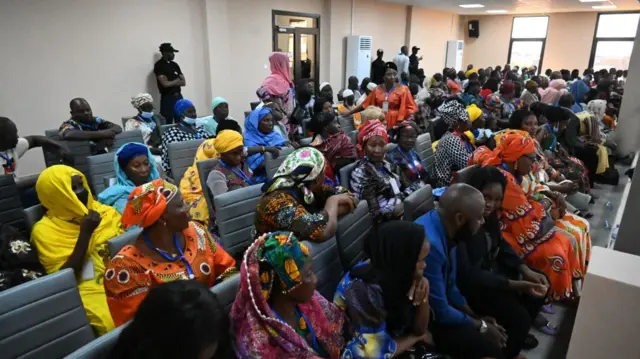 Les parents des victimes du massacre de septembre 2009 se rassemblent à l'intérieur du nouveau palais de justice de Conakry le 28 septembre 2022 lors de l'ouverture du procès.