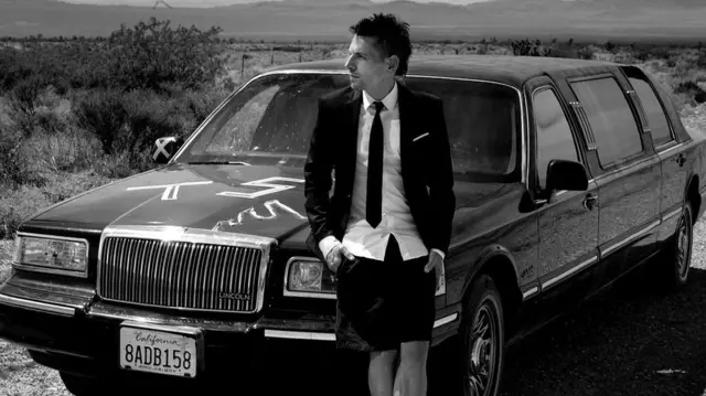 نیلز آرند قبلا در محله رد لایت هامبورگ برگزارکننده مهمانی‌هایی همراه با موزیک تند و نوشیدنی‌های الکلی بود