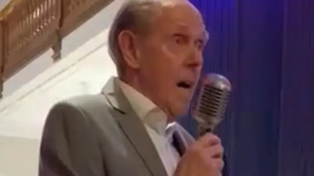 80번째 생일을 맞아 노래 부르는 마이크의 모습