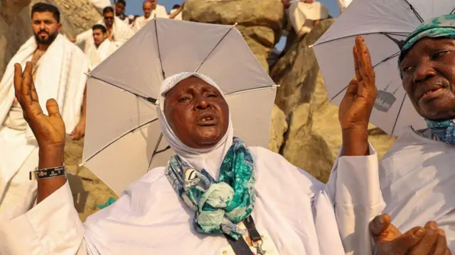 Certains pèlerins prient.